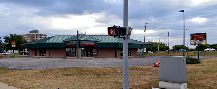 Family Video - Bay City - 411 S Henry St (newer photo)